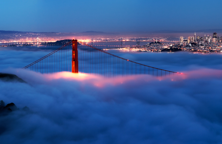 Golden Gate på natten omgiven av dimma, USA